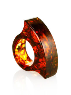 Стильное кольцо из натурального формованного вишнёвого янтаря «Везувий»